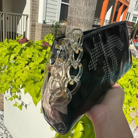 🛑 SOLD 🛑 Vintage Chanel Clutch with Clear Chain – Rare Black Vinyl Purse - Picture 5 of 14